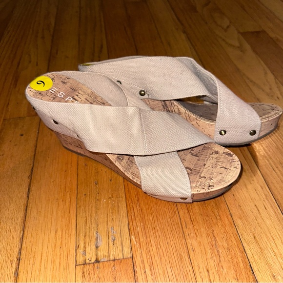 Women's Tan Woven Sandals never worn - Picture 3 of 9